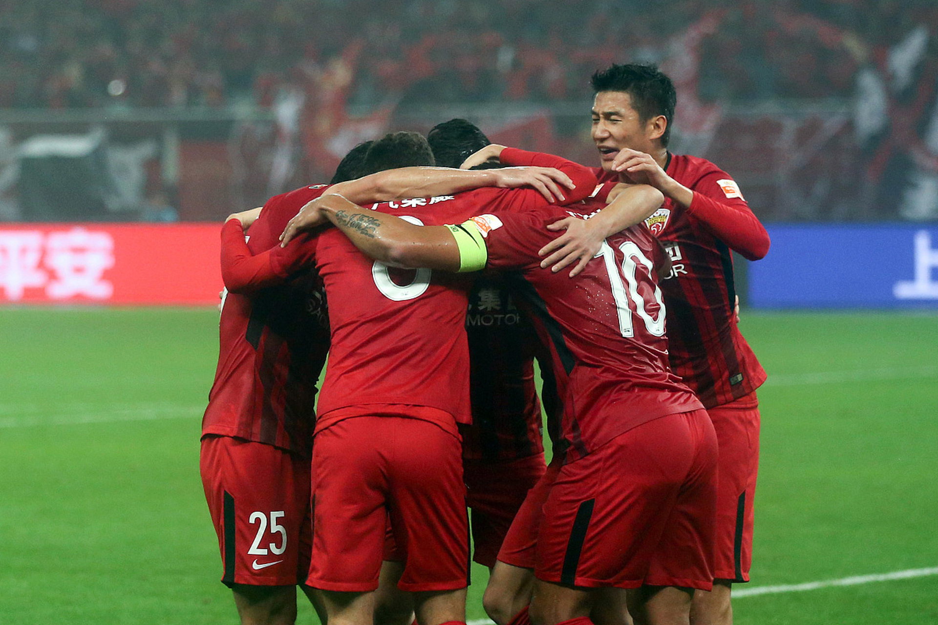 包含足坛赛场人气火爆，球队竞争激烈拼搏的词条